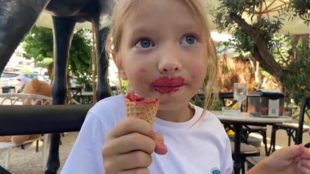 Une Étrange Petite Fille Mange Crème Glacée Rose Vif Extérieur — Video