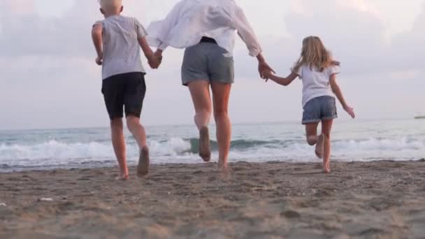 Una Madre Con Bambini Corre Mare Tenendosi Mano Sparando Lentamente — Video Stock