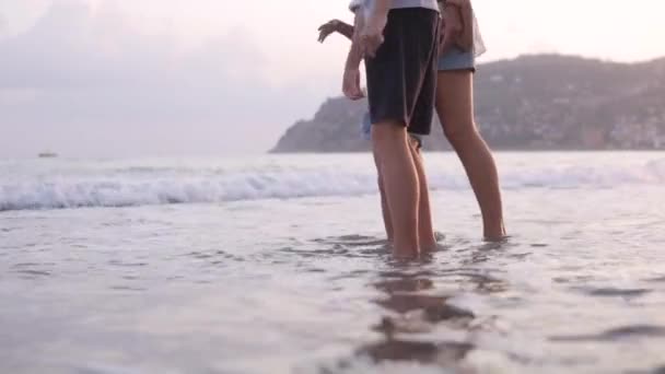 Çocuklu Bir Anne Bir Oğlan Bir Kız Ayaklarını Denizde Islatıyor — Stok video