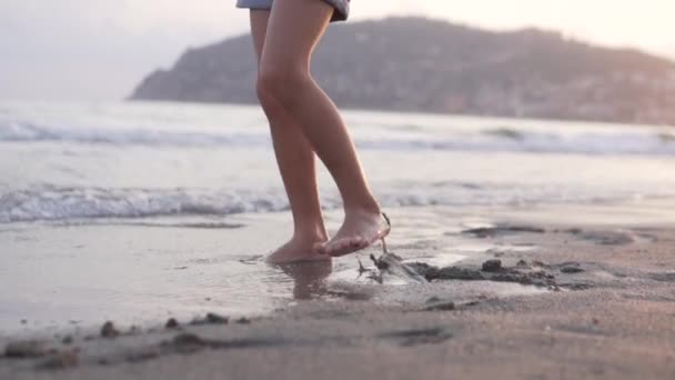 Zbliżenie Małych Dziewczynek Stóp Plaży — Wideo stockowe
