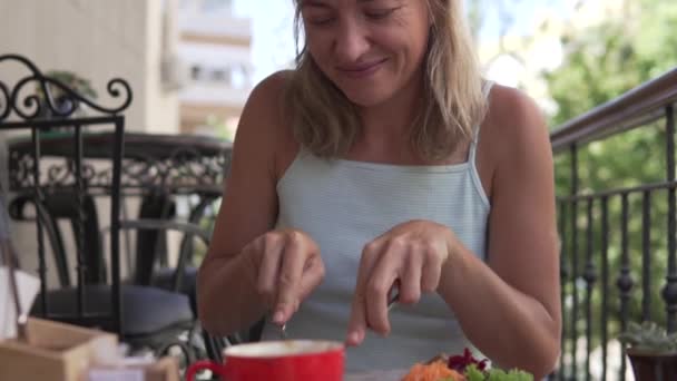 Une Touriste Prend Son Petit Déjeuner Dans Restaurant Sur Terrasse — Video