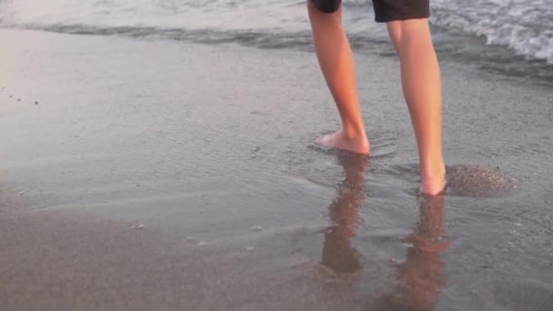 Zbliżenie Stóp Nastolatka Spacerującego Wzdłuż Plaży Nad Morzem — Wideo stockowe