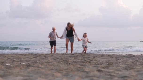 Lycklig Kvinna Med Barn Springer Längs Stranden Slow Motion Turkiet — Stockvideo