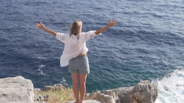 Kvinnlig Resenär Med Händerna Uppsträckta Står Toppen Ett Berg Turzia — Stockvideo