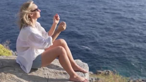 Una Donna Siede Sulla Roccia Una Barriera Corallina Marina Concetto — Video Stock