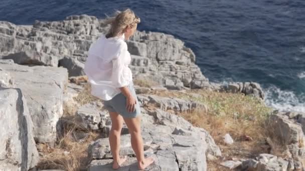 Una Hermosa Mujer Camina Sobre Las Rocas Junto Mar Concepto — Vídeos de Stock