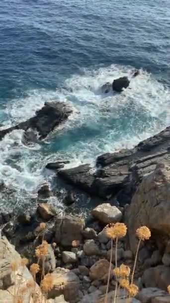 Verticale Video Zee Golven Rock Water Slow Motion Turkije Gazipasa — Stockvideo