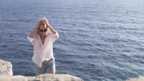 Een Toeristische Vrouw Loopt Rotsen Bij Zee Een Vrouwenhaar Shirt — Stockvideo