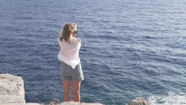 Kobieta Spogląda Morze Latem — Wideo stockowe