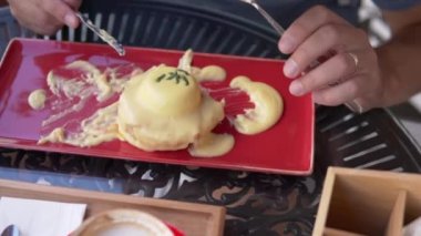 Türkiye 'de bir restoranda güzel bir yumurta kahvaltısının yakın çekimi. Yazın bir adam bir kafede kahvaltı yapar..