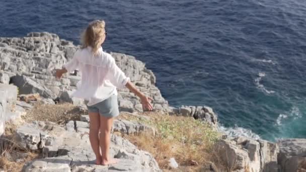 Het Concept Van Vrijheid Veiligheid Een Vrouwelijke Toerist Steekt Haar — Stockvideo