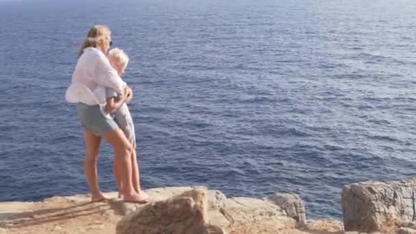 Anne Oğul Uçurumdan Denize Bakıyor Bir Kadın Denizin Arka Planında — Stok video