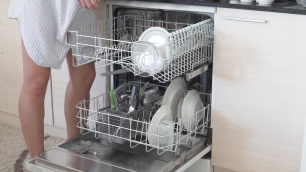 Uma Dona Casa Feminina Carrega Pratos Sujos Máquina Lavar Louça — Vídeo de Stock