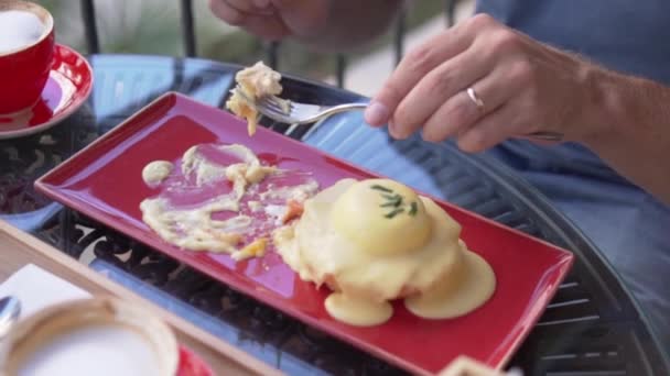 Close Plate Royal Eggs Breakfast Restaurant Tourist Man Has Breakfast — Stock Video