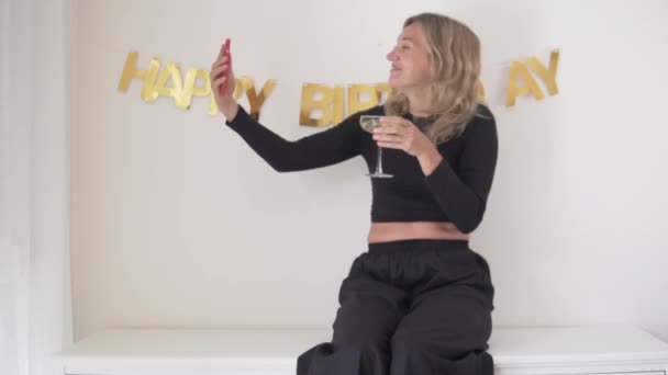 Szczęśliwa Kobieta Pije Wino Urodziny Rozmawia Przez Wideo Link Jej — Wideo stockowe