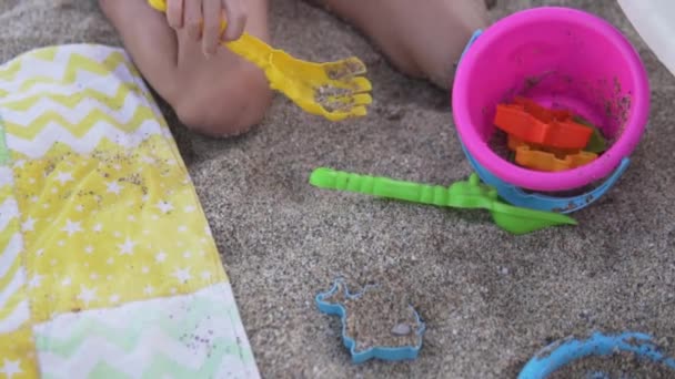 Primo Piano Bambino Che Gioca Nella Sabbia Sulla Spiaggia Estate — Video Stock