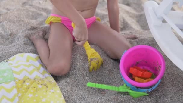 Una Bambina Gioca Con Giocattoli Una Spiaggia Sabbia Turchia Alanya — Video Stock