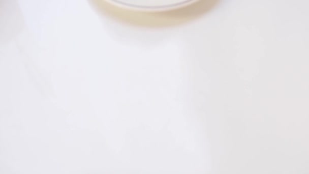 Hermoso Pastel Con Fresas Crema Sobre Fondo Blanco — Vídeo de stock