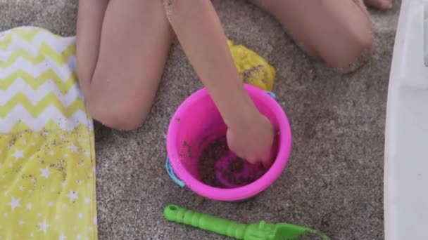 Flicka Leker Med Hink Och Sand Stranden Närbild — Stockvideo