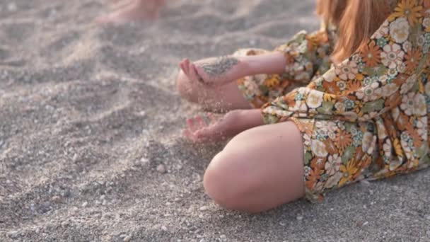 Uma Menina Classifica Através Areia Praia Areia Mão Mão Close — Vídeo de Stock