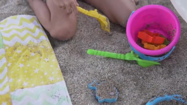 Närbild Ett Barn Som Leker Sanden Med Spade Stranden — Stockvideo
