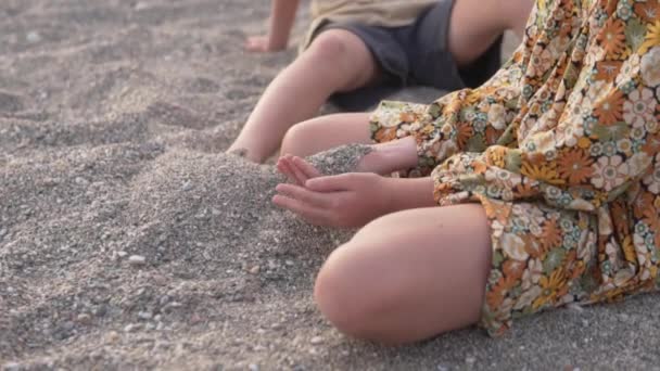 Крупним Планом Дівчина Підліток Сортує Пісок Руками Пляжі — стокове відео