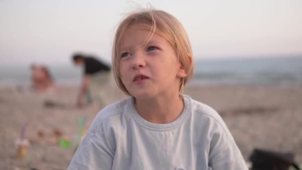 Κοντινό Πλάνο Αστείο Κοριτσάκι Μια Παραλία Στην Αλάνια — Αρχείο Βίντεο