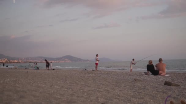 Strand Alanya Bij Zonsondergang Zomer Mensen Zitten Het Strand Aan — Stockvideo