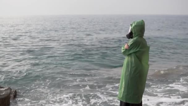 Een Vrouw Met Een Gasmasker Staat Bij Zee Een Bewolkte — Stockvideo