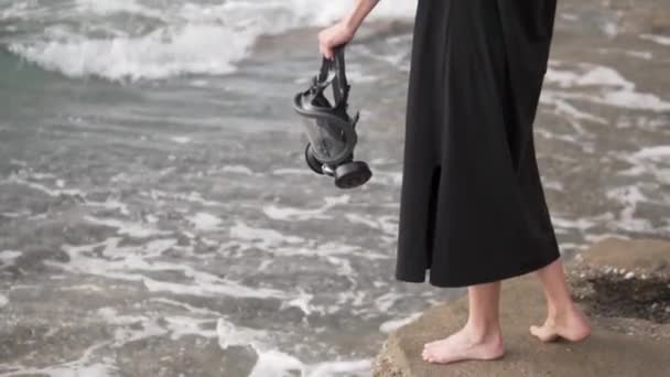 Eine Frau Hält Vor Dem Hintergrund Des Meeres Eine Gasmaske — Stockvideo