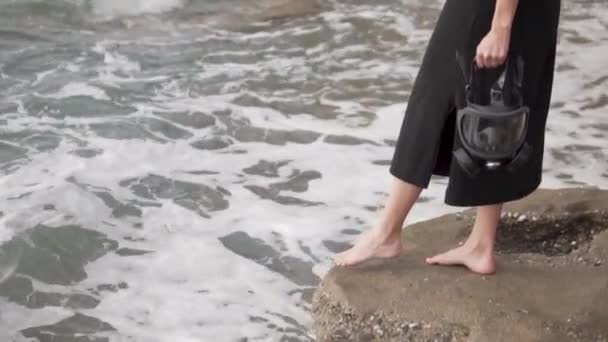 Eine Frau Hält Einem Bewölkten Tag Einem Strand Meer Eine — Stockvideo