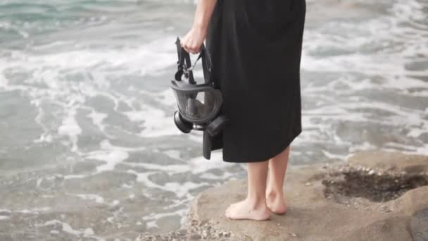 Κοντινό Πλάνο Μιας Γυναίκας Γυμνά Πόδια Και Μια Μάσκα Αερίου — Αρχείο Βίντεο