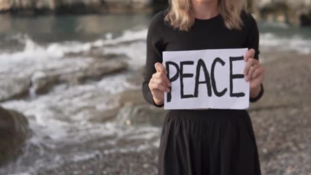 Großaufnahme Steht Eine Frau Mit Einem Plakat Das Zum Frieden — Stockvideo