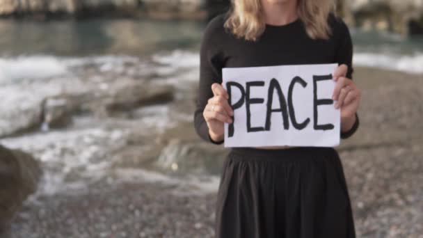 근접히서 평화의 표시를 해변에 — 비디오