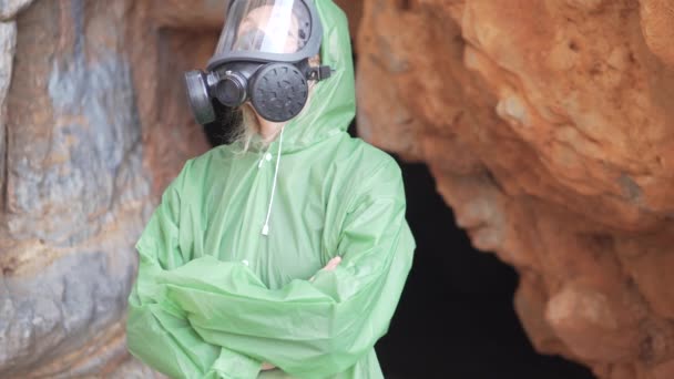 終わりに 黙示録の後の人生 洞窟からガスマスクの女性が現れる — ストック動画