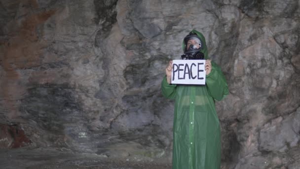 Κοντινό Πλάνο Μια Γυναίκα Μάσκα Αερίου Μια Αφίσα Για Ειρήνη — Αρχείο Βίντεο
