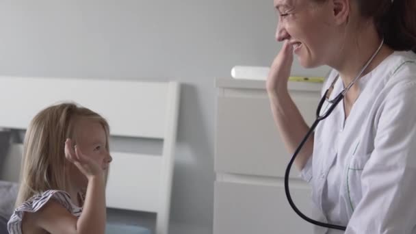 Médico Felicita Pequeno Paciente Pela Sua Recuperação Amigável Médico Feminino — Vídeo de Stock