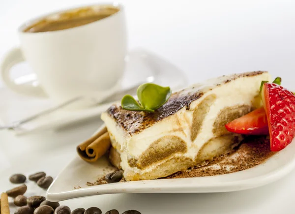 Tiramisu auf weißem Hintergrund — Stockfoto