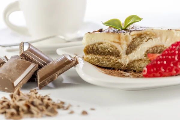 Tiramisu pe fundal alb — Fotografie, imagine de stoc