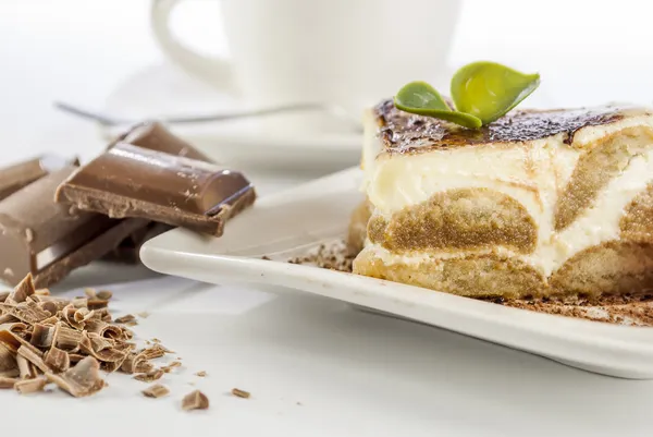 Tiramisu valkoisella pohjalla — kuvapankkivalokuva