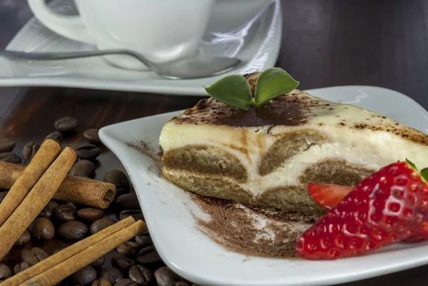 Tiramisu puupöydällä — kuvapankkivalokuva