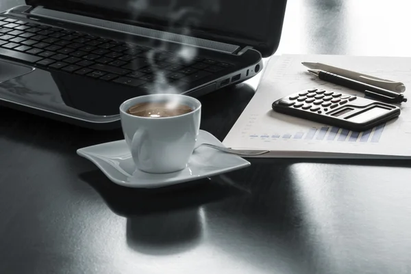 Kaffe och laptop — Stockfoto