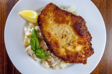 Wiener schnitzel, patates salatası ile