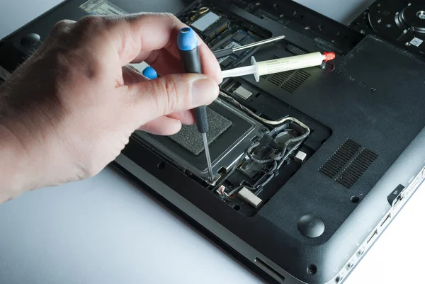 Homem computador de fixação — Fotografia de Stock