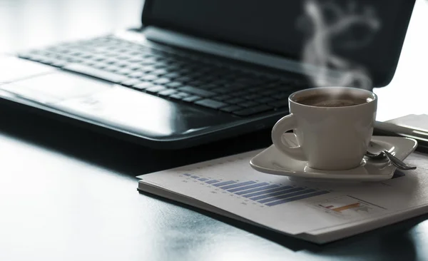 Kaffe og bærbar datamaskin – stockfoto