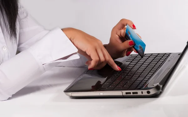 Credait card and laptop — Stock Photo, Image