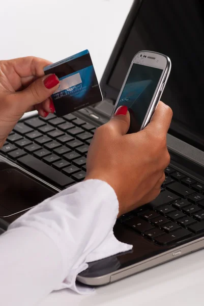 Cartão de crédito e laptop — Fotografia de Stock