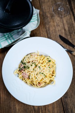 İtalyan mutfağı makarna spagetti ala carbora yumurta, peynir parmasan ve pastırma ile