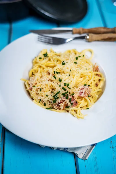 チーズ Parmasan とベーコンのイタリアン パスタ スパゲッティ Carbora — ストック写真