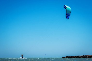 Hurghada / Mısır - 15 Nisan 2022: Uçurtma uçurtma adam güneşli bir günde denizde